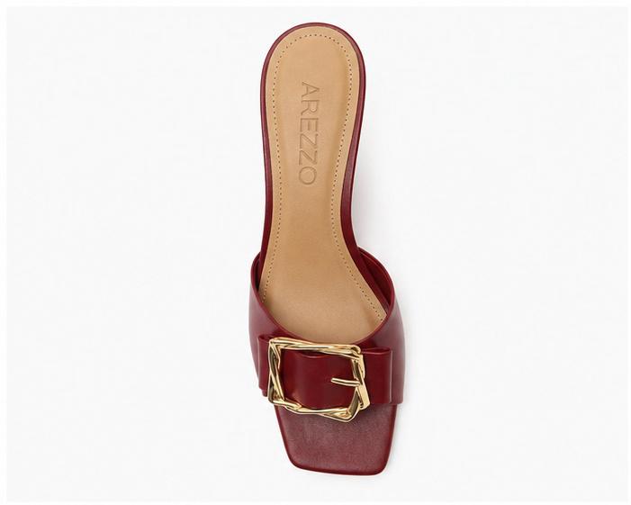 Sandália Mule Couro Fivela Dourada Bordô Arezzo